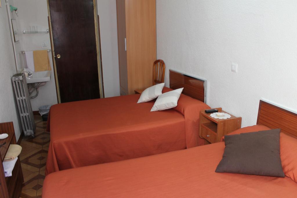 Hostal Xucar Мадрид Номер фото